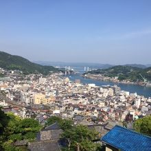 坂の街の上のほうからみた尾道海峡です