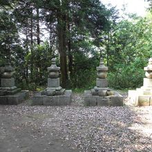 織田家４代の供養塔