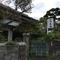 静かな住宅街に溶け込んだ旅館です