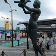 宮古駅前ロータリーに立っています。