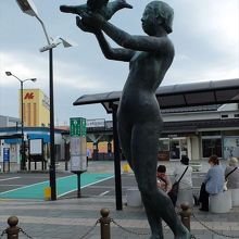 宮古駅前ロータリーに立つ『うみねこと乙女の像』。