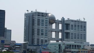 商業施設も目の前にあり便利な砂浜の公園