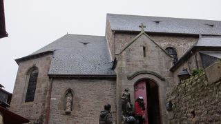 シックだが煌びやかな教会