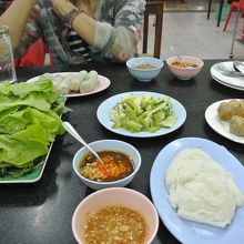 ネムヌアンってこう言う食べ物。箱の中にセットで詰まってる。