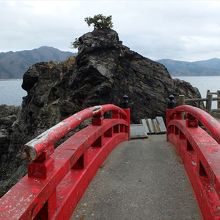 竜神崎に架かる小さな太鼓橋。津波被災しましたが通行可。