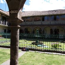 お店のある中庭。お店は左手奥