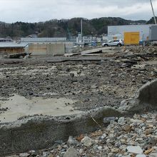 竜神崎そばの漁港関連施設は再建途中。