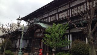 美しい建物と砂湯