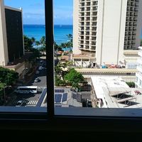 室内より。窓枠に収まらない景色で海はまだ見えますﾖ