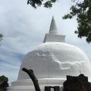 真っ白な仏塔