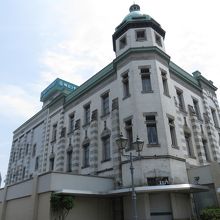 所々、タイルも落ちていますが、堂々とした立派な建物です