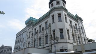 蔵造りに突然現れるルネサンス様式の建物