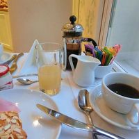 朝食はパン、ハム、フルーツ、ヨーグルトなど簡単なもの