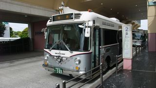 ホテルとパークや駅を結びます。