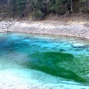 青い鏡のような湖面