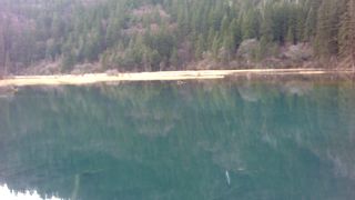 青い湖面が美しい