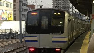 銀色の快速と黄色の普通