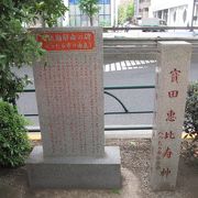 小津和紙の前の歩道に馬込勘解由の碑はあります