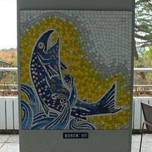 入口通路には、宮古市の魚の鮭などのモザイク画が。
