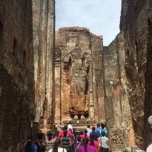 現地の人でにぎわっている