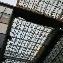 きれいなガラス張りの屋根。「まるがめまち」と読みます。