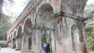 寺の境内に西洋風の水道橋