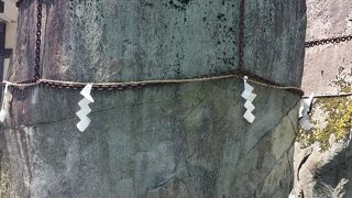 鬼の手形のある神社です。