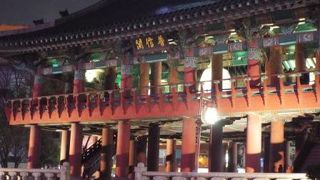 夜はライトアップ