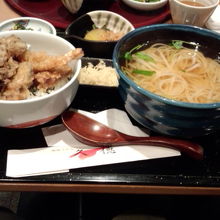 稲庭うどんと天丼のセット、麺も丼も大盛にしました