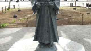 北口にある徳川家康公像のところに行く途中にある小さな像