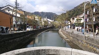 北堀通り・南堀通り～旅館等の宿泊施設やお土産品店等が建ち並んでいますが、南堀通りと北堀通りでは車の交通量が断然違います～