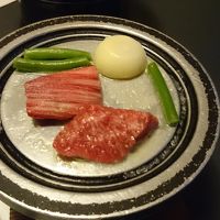 夕食に知多牛の鉄板焼です。柚、ワサビ、塩で食べると美味しい♪