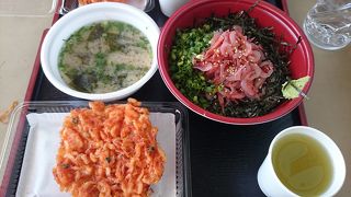 由比漁港にあるかき揚げのお店。長い行列ができる店。生の桜エビ料理が食べられる。