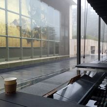 最後に巨大壁画を鑑賞しながら足湯カフェでまったり