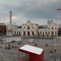 部屋の窓からの景色。駅前広場と駅舎がすぐそこ。