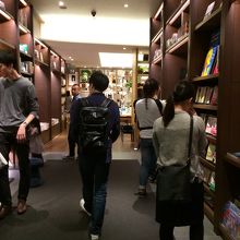 店内はこんな感じ。本屋のコーナーです