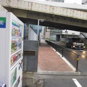 首都高速道路を渡る橋です