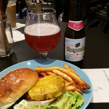 チーズバーガー＠900円　フレンチフライとサラダ付