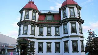 両端に八角形の塔