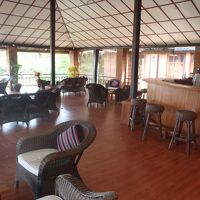 バー。夜は貸し切り状態。扇風機を持ってきてくれました。