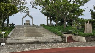 主碑を両手で抱え込む姿をしています。