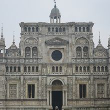 ファサードは晴れた日は特に美しく見えます