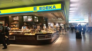 空港内にある便利なスーパー