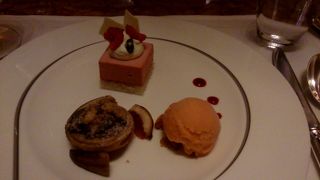 ロビーのわりに落ち着いて食事できます。