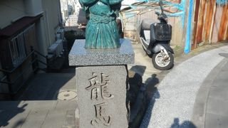 細い坂道