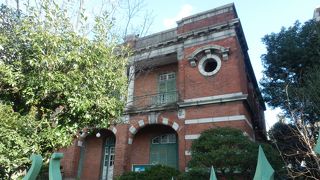 赤煉の目立つ建物