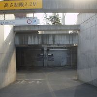 地下駐車場入口、高さ制限があります。