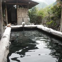 「奈良田温泉 白根館」の露天一例。