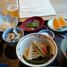 これに牛肉の鉄板焼きと、手打ちそばが付きます