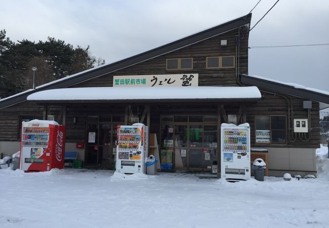 地元の方が作ったお惣菜や野菜、新鮮な海の幸が販売。食堂コーナーもありました